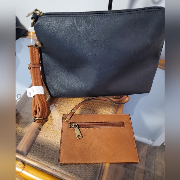 Large Pouch/Crossbody Bag with RFID Wristlet - Picture 3 of 6